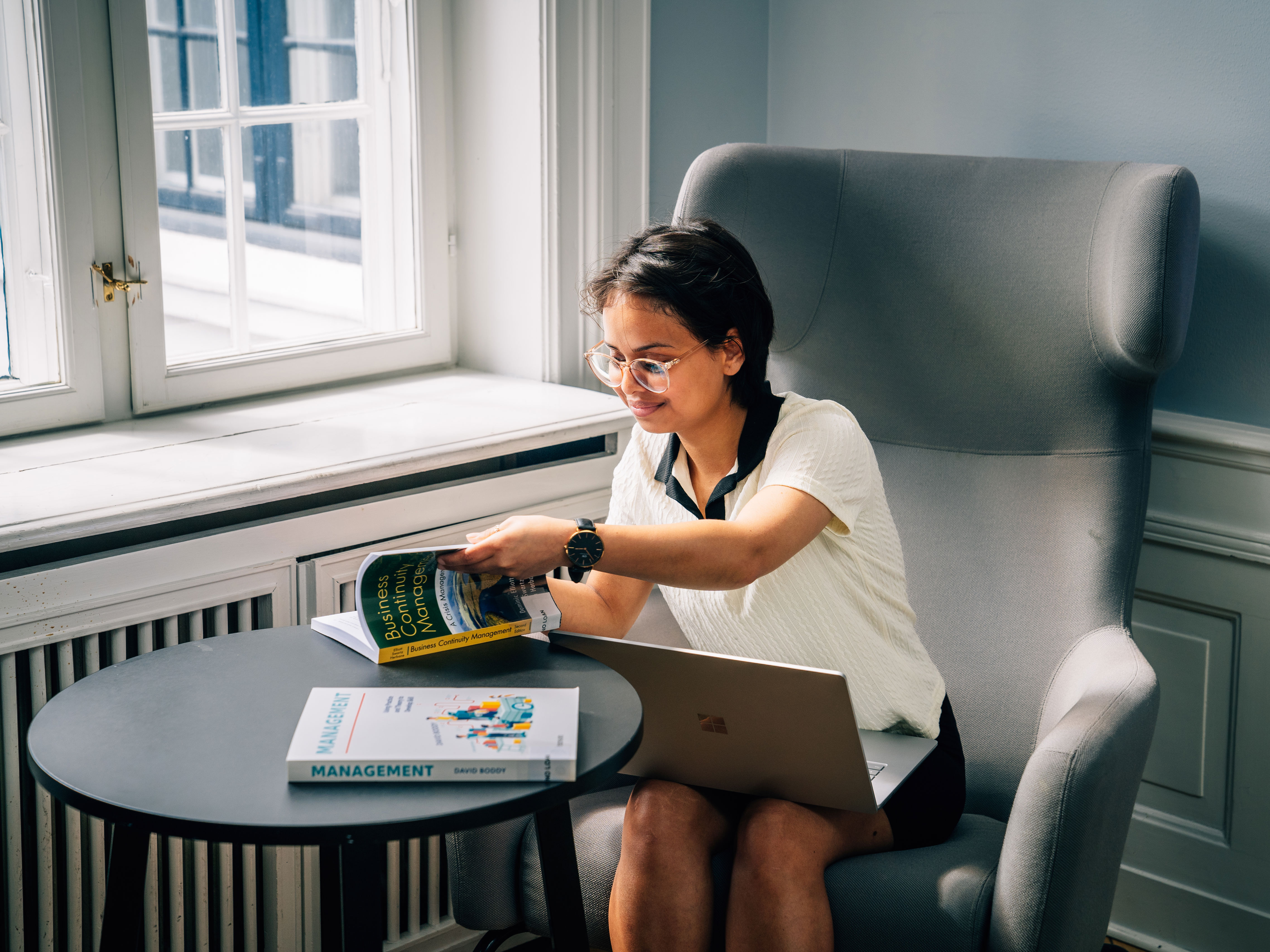 A student from Niels Brock Copenhagen Business College reading
