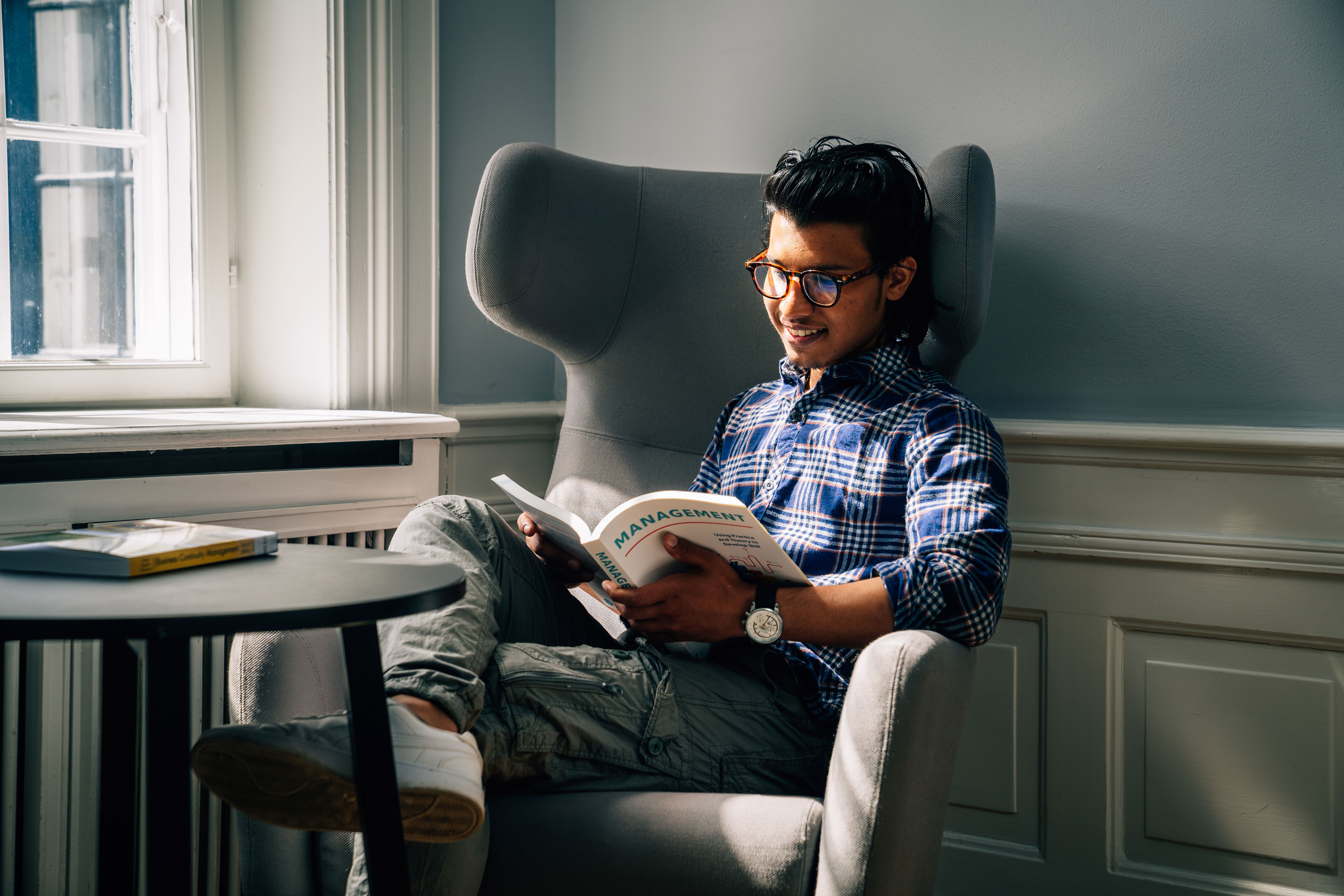 A student from Niels Brock Copenhagen Business College reading